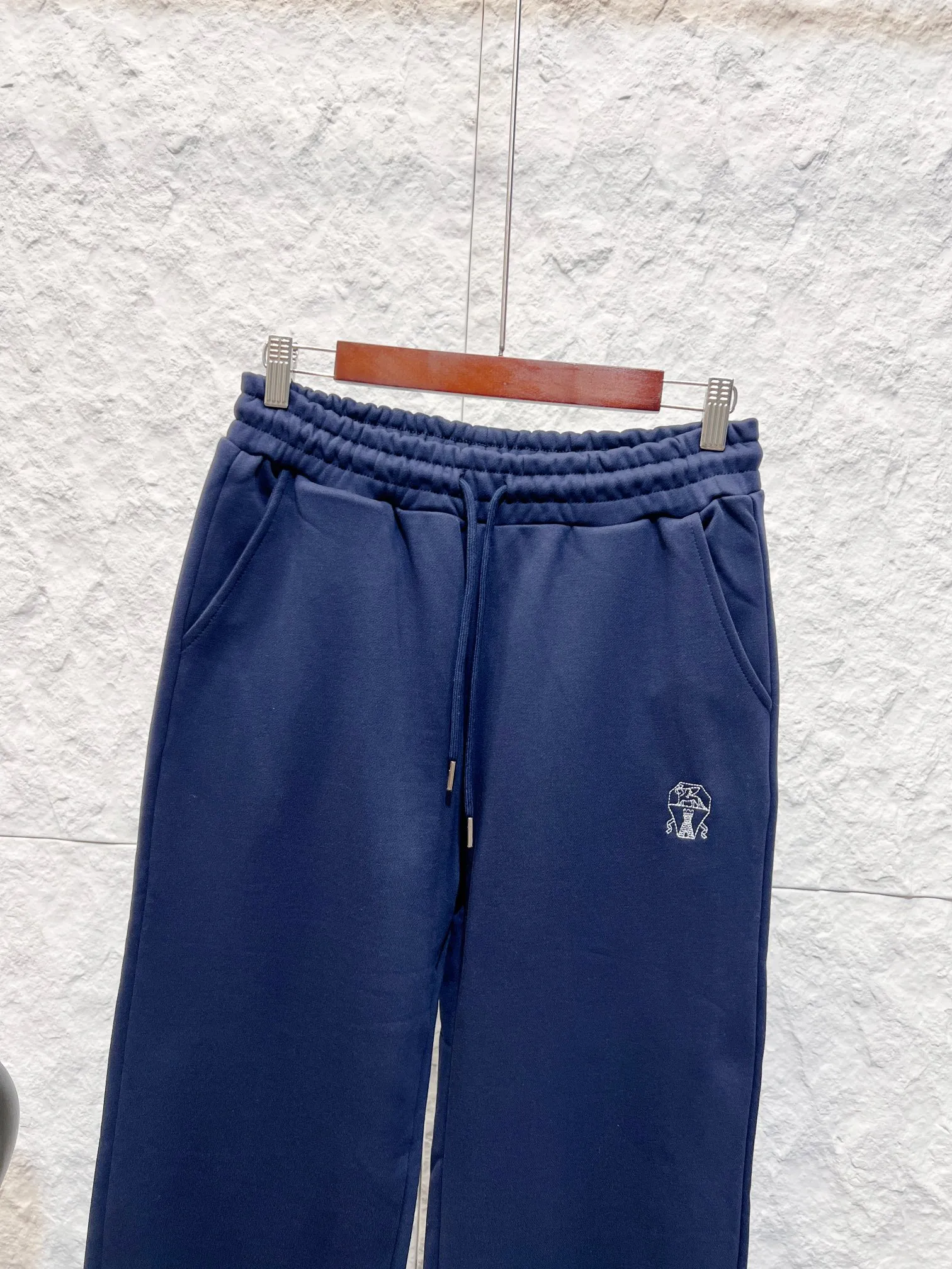 Brunello Cucinelli (In Stock for a long time and has not been removed from the shelves) (BC) These wide-leg sweatpants are made of high-count double-ply Xinjiang long-staple cotton blended terry sweatpants. They are pre-shrunk and washed. They are not easy to deform and have a strong drape feeling. They are the Classic knitted base fabric of BC casual pants. VFactory process name: Double-layered widened elastic waist with drawstring + built-in non-slip webbing waist technology Waistband: double-layered ribbed widened waist, built-in elastic + cotton drawstring, metal beer nozzle at the end of the drawstring, the industry collectively refers to the metal head drawstring waist technology Side seam pockets: diagonal insert type Loose casual wide-leg trousers for men and women Same Style Color: Black linen Gray Navy Blue Sizes: S-3XL Max. catties (worry-free after-sales)
